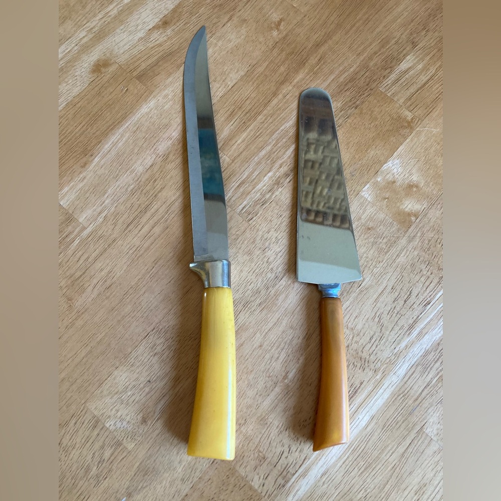 Two vintage Bakelite handled kitchen tools, knife and cake server